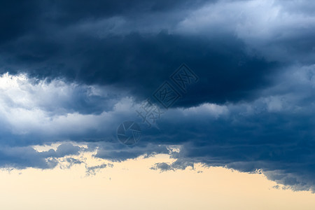 深蓝大风暴在雷暴或飓风前云雾笼罩极端灾难雷雨天气黑色气候心情天空戏剧性危险图片