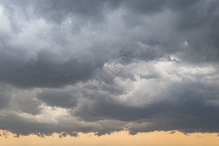 暴风雨或飓风之前的深蓝大风暴云层 天上充斥着戏剧性的云层气象场景阴影灾难蓝色天空乌云心情气候黑色图片