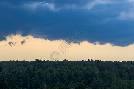 暴风雨或飓风之前的深蓝大风暴云层 天上充斥着戏剧性的云层气象黑色天空灾难气候危险雷雨场景天气极端图片