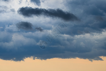 暴风雨或飓风之前的深蓝大风暴云层 天上充斥着戏剧性的云层危险灾难气候心情雷雨场景天空气氛极端阴影图片