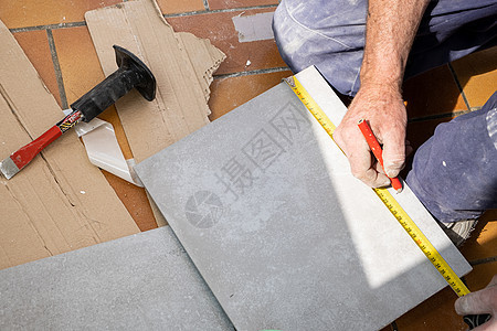 瓷砖在剪裁前先测量瓷砖材料男人铅笔建筑石匠装修维修工人地面制品图片