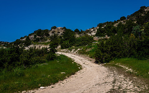 塞浦路斯岛屿的吸引性物草地爬坡沙丘风景探索场地丘陵晴天牧场旅行图片