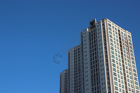 在阳光明媚的一天 一座蓝色天空的摩天大楼的宽角景象建筑办公楼市中心可持续景观工作中心城市城市生活高楼图片