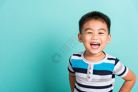 可爱的小男孩的亚洲肖像 他笑着笑着笑着开心的脸儿童婴儿工作室男性蓝色喜悦白色牙齿拉丁相机图片