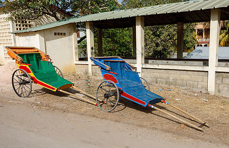 在北马达加斯卡街上拉起的人力车图片