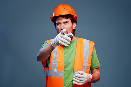 建造制服的辛勤工作职业蓝背景工士服 蓝色背景工业建筑男性建筑师安全帽微笑黄色帽子反光白色图片