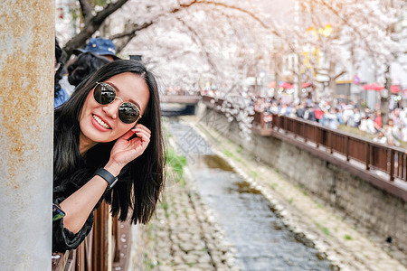 年青女子参观金海甘昌杰樱花节图片