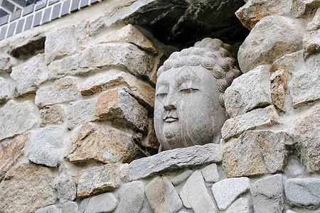 在Haed入口门特写Teh佛头石雕像雕塑历史寺庙古董智慧石头旅行祷告宗教佛教徒图片