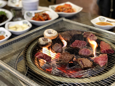 烧热煤炭上的烤肉 这种食物是韩国或日本的烧烤午餐炙烤猪肉牛肉肋骨木炭盘子餐厅筷子图片