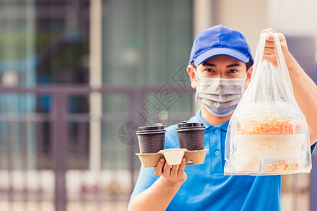 身戴面罩的送货员做杂货 提供大米食品b办公室塑料船运口罩食物杯子导游运输工作商业图片