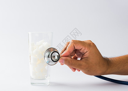 医生的手握着听诊器检查玻璃上满满是白沙子的玻璃生活可乐疾病营养薄荷医师果汁医院控制糖尿病图片