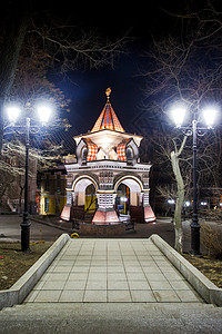 夜间在海参沃斯托克的Tsarrevich三合会圆形拱门地标王子社论天空公园街道寺庙纪念碑旅行建筑学图片