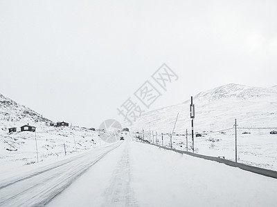 穿过雪地路和风景 挪威 前方有车森林天气车辆运输国家小路冻结暴风雪汽车季节图片