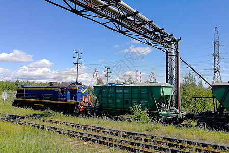 铁路上的蓝色柴油机车 西伯利亚泰加旅游汽车铁轨乘客引擎船运商业车皮金属内燃机车图片