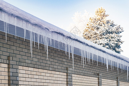 屋顶和栅栏上的冰冰柱 预计会散去天气蓝色建筑木头爬坡场地天空庆典季节农村图片