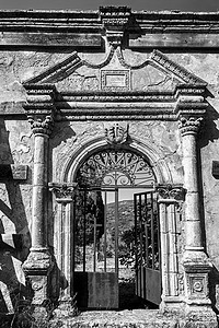 Kefalonia岛被摧毁的东正教教堂门贴水历史性宗教销毁头孢类金属柱子黑与白石头建筑图片