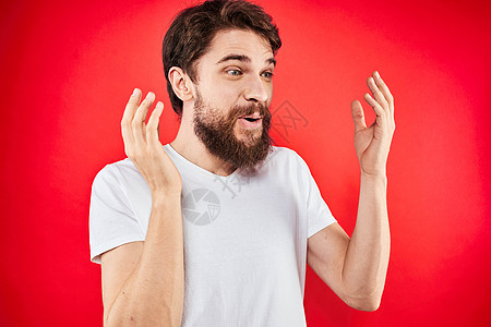 留胡子的男人有趣的情绪生活方式裁剪视图白色 T 恤红色背景男生学生成人幸福商业喜悦微笑快乐工作室男性图片