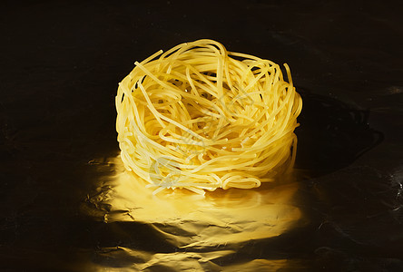 意大利面午餐小麦金子螺旋烹饪穿越黄色管子营养头发图片