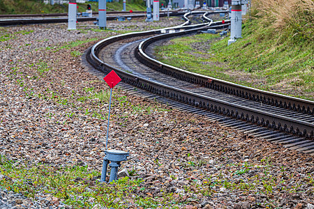 铁路轨道有铁路和卧睡者在农村车站引导小路碎石运输火车乡村金属平台轨枕图片