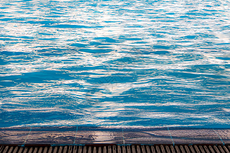 便便中水面的涟漪反光排水沟运动液体海浪游泳蓝色波纹图片