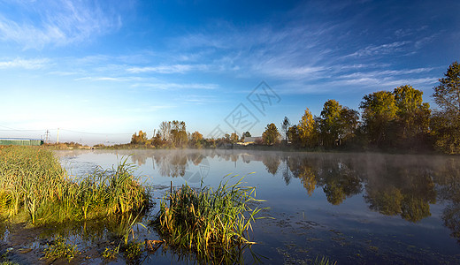 秋天森林中的湖泊 森林秋季风景 美丽的自然地平线反射叶子荒野日落阳光树木旅行旅游燃烧图片