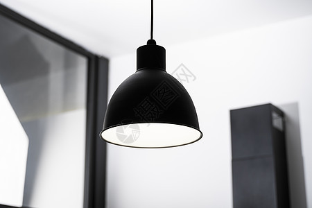 工业用黑色外观套装灯 在厨房内部 现代室内阁楼设计玻璃房间大厅治具白色金属建筑学天花板灯泡灯笼图片