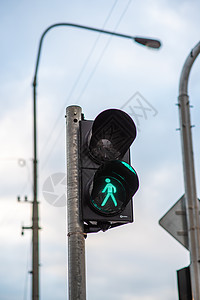 城市中心的绿色交通灯光图片