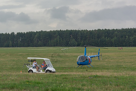 白俄罗斯 明斯克 - 07/25/2018 电动汽车和双座直升机图片