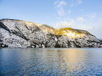 冬季风景和早晨的黄金日出 在Sognefjord挪威反射蓝色海岸太阳时间金子夕阳旅行日落全景图片