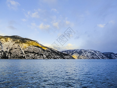 冬季风景和早晨的黄金日出 在Sognefjord挪威时间冰镇峡湾天空蓝色反射金子金色山脉颂歌图片