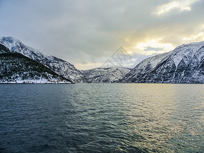 挪威索格涅夫湾的冬季风景和清晨日出反射全景颂歌旅行金子金色日落太阳山脉时间图片