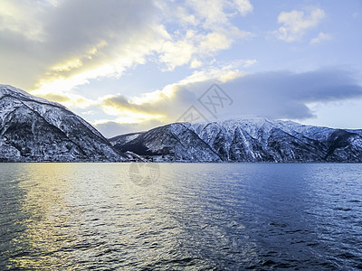 挪威索格涅夫湾的冬季风景和清晨日出时间阳光反射海岸金子日落太阳夕阳山脉天空图片