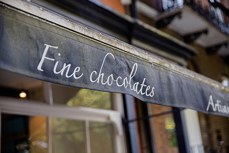 黑暗蓝色生意的上近景 掀起一家巧克力店玻璃建筑房地产手工横幅市场可可食物奶油指示牌图片