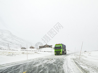 穿过雪地路景的挪威 前面有绿色卡车图片