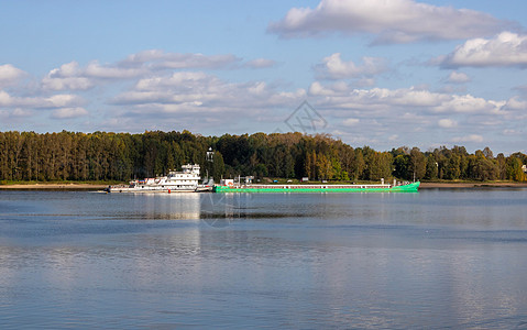 船将驳船推向岸边沿河的驳船前面图片