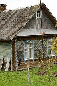 白俄罗斯 白俄罗斯村内旧传统木制房屋和板板屋顶图片