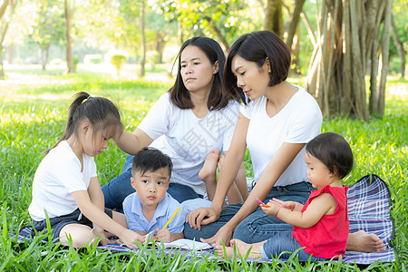 美丽的年轻年幼的亚洲家庭家长肖像 在公园野餐女孩房子儿子父母微笑孩子活动母亲女性花园图片