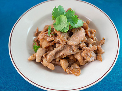 炒鸡是泰国流行的菜 f 是f午餐餐厅草本植物油炸食物食谱猪肉菜单生活盘子图片