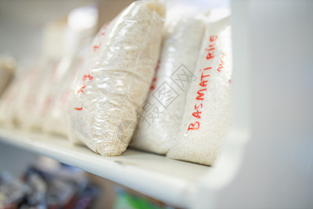 包装在塑料袋和准备出售的大陆架上的巴斯马提水稻图片