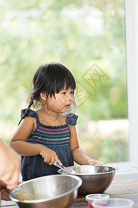 亚洲小女孩在厨房里做点饭乐趣女孩围裙孩子们工具烹饪厨师孩子甜点幸福图片