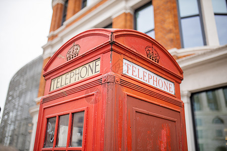 靠近伦敦电话亭顶部和后面的砖头大楼上方民众街道瓷砖旅行历史性城市阳光天空人行道建筑物图片