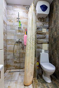 小型紧装浴室 除有淋浴幕和厕所背景图片