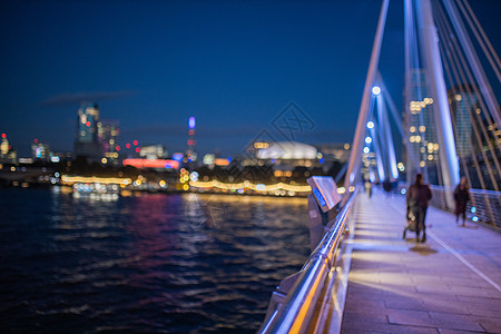 夜里从泰晤士河上一座白色桥的扶手处口罩灯光金属电缆建筑反射市中心行人建筑学景观图片