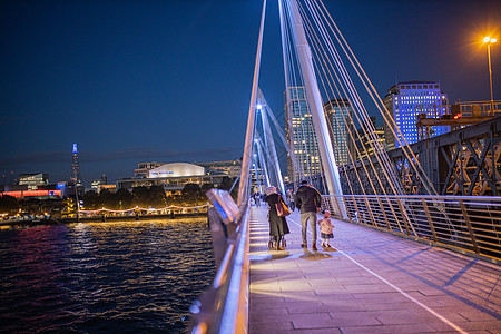 夜里从有行人行行走的桥梁扶手处城风旅游金属建筑行人建筑学市中心景观口罩灯光电缆图片