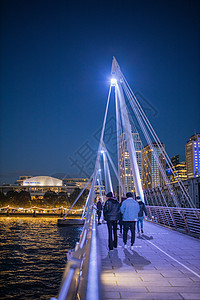 夜里从有行人行行走的桥梁扶手处城风旅游应急景观灯光金属建筑建筑学电缆天空旅行图片