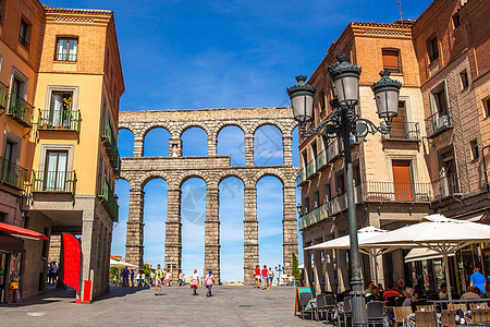 西班牙塞戈维亚罗曼水渠桥古老街道 西班牙塞戈维亚柱子旅行景观历史地标遗产天空花岗岩蓝色观光图片