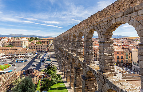 西班牙塞戈维亚罗马水道桥和城市全景旅行中心游客古董拱门花岗岩建筑学柱子废墟石头图片