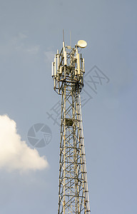 蓝色天空中的移动电话塔 通讯金属桅杆频率办公室背景收音机系统细胞天线活力图片