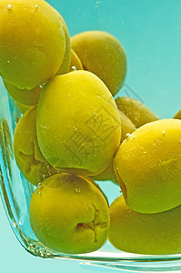 含红糊的橄榄烹饪起动机玻璃水果小吃绿色水滴产品图片