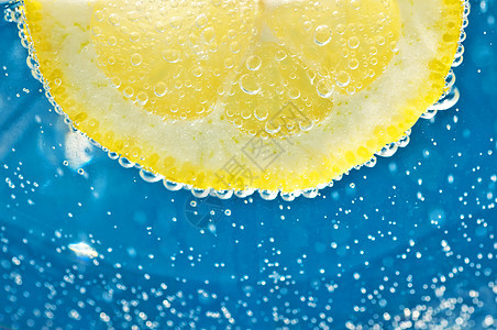 矿泉水中的柠檬蓝色口渴健康水果香橼饮料气泡黄色补品图片